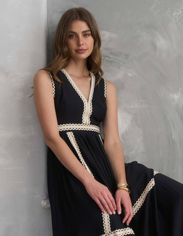 V Neck Lace Insert Sleeveless Midi Dress