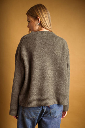 T7081   V-Neck Long Sleeve Sweater Top