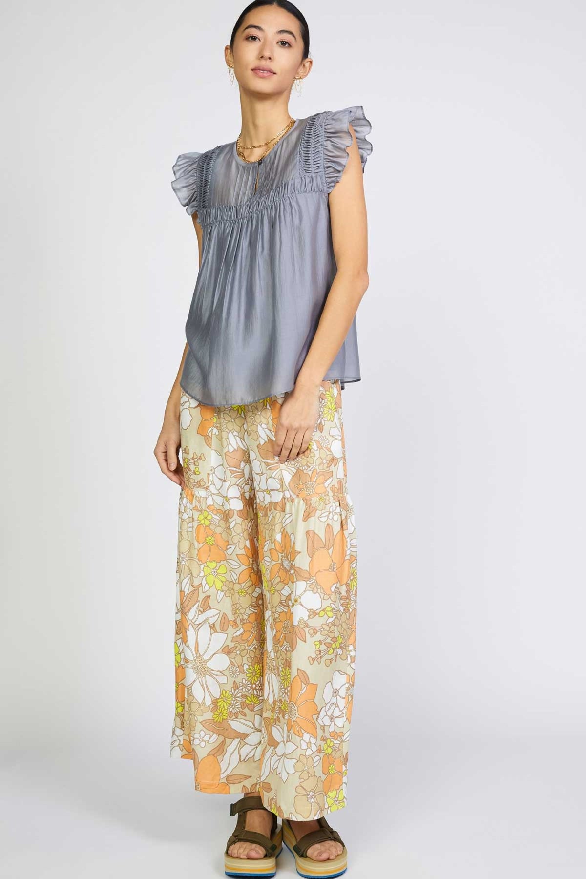 Slvless Keyhole Neck Lightweight Blouse